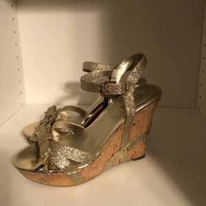 The Guess gold wedge with a beautiful bow is a prefect summer wedge compliments.